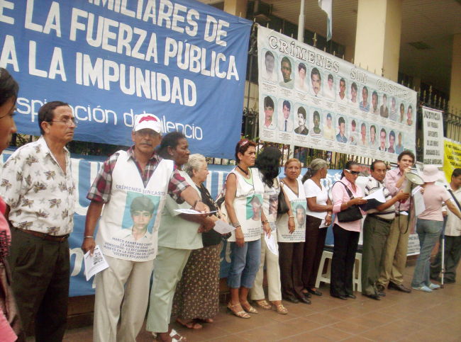 familiares de víctimas de violaciones a los Derechos Humanos frente al Palacio de Justicia en la ciudad de Guayaquil